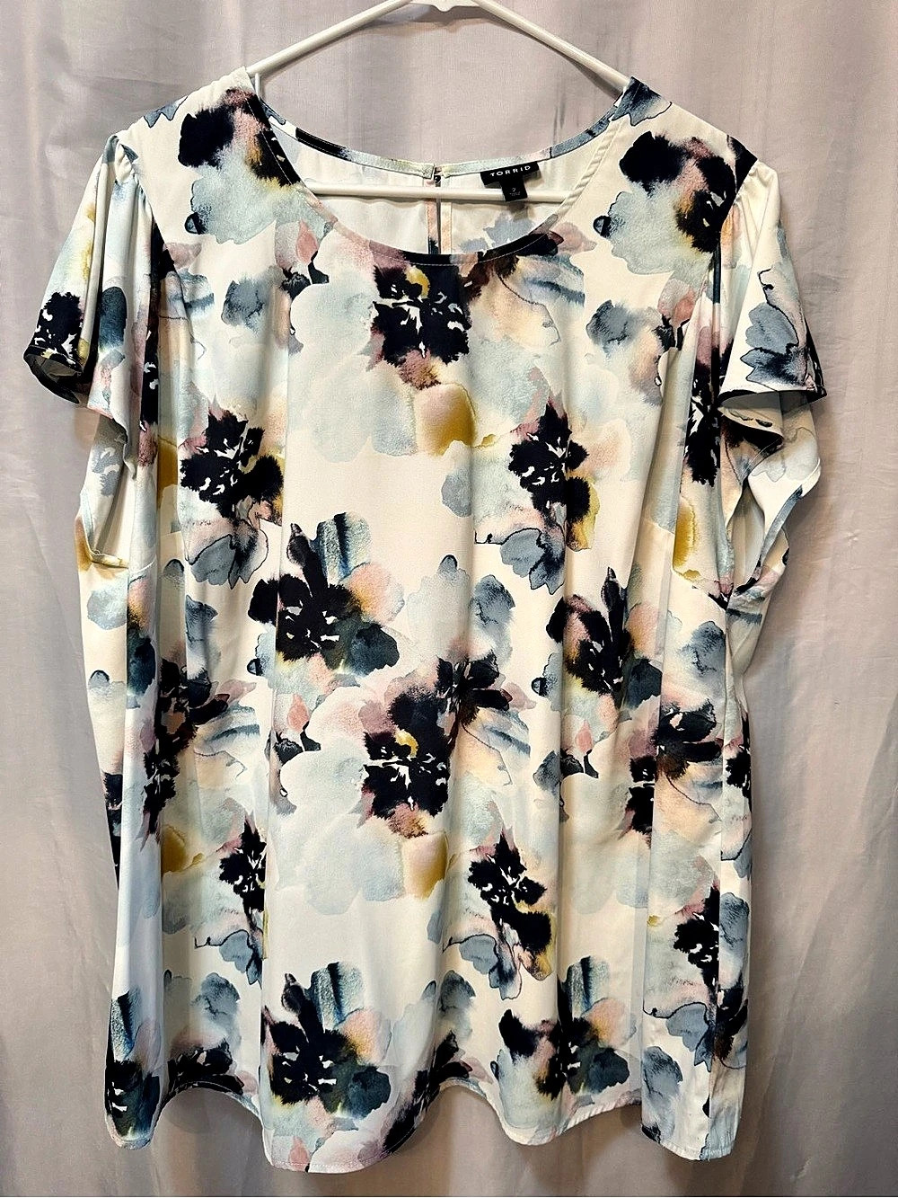 Torrid Size 2 Watercolor Floral Blouse Ivory Blue Flutter Sleeve Plus Size
